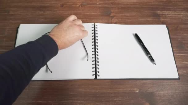 Beginnen Met Schrijven Een Notebook — Stockvideo