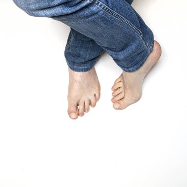 Çıplak ayaklı bir adam.