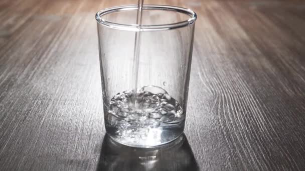 Füllen Sie Ein Glas Wasser — Stockvideo
