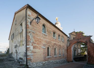 Udine, İtalya. 11 Şubat 2020. Castle Hill 'deki Casa della confraternita' nın (Kardeşlik Evi) dış görünüşü.