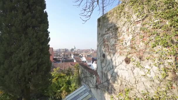 Udine, Olaszország. 2020. február 17. A panorámás kilátás a városra a várdombról