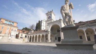 Udine, İtalya. 17 Şubat 2020. Liberty Meydanı 'ndaki St. John Loggia' nın panoramik manzarası.