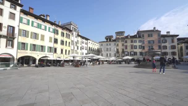 Udine 意大利 2020年2月17日 Giacomo Matteotti广场中央的古泉景观 — 图库视频影像