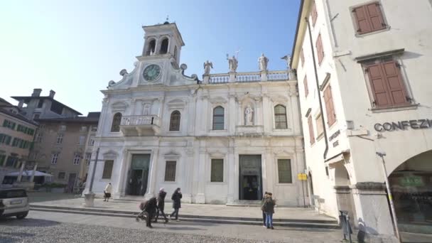 イタリアのウディネ 2020年2月17日 ジャコモ マッテオッティ広場のセント ジェームズ教会 — ストック動画