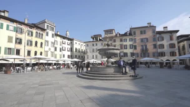 Udine 意大利 2020年2月17日 Giacomo Matteotti广场中央的古泉景观 — 图库视频影像