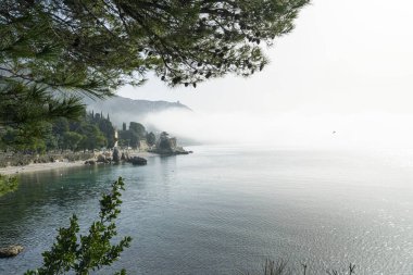 Trieste, İtalya. 24 Şubat 21. Trieste, Miramare 'de denizden yükselen sis..