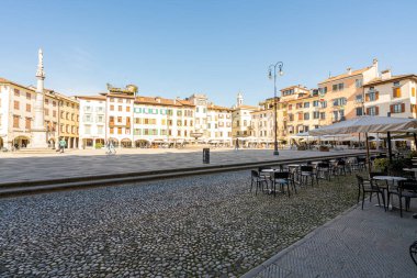 Udine, İtalya. 3 Mart 2021. Şehir merkezindeki Giacomo Matteotti meydanının panoramik görüntüsü