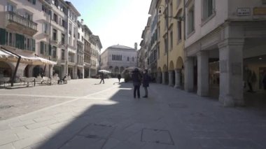 Udine, İtalya. 3 Mart 2021. Şehir merkezindeki Mercatovecchio caddesinin panoramik görüntüsü