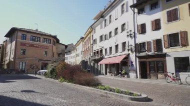 Udine, İtalya. 3 Mart 2021. Şehrin tarihi merkezindeki caddelerin manzarası