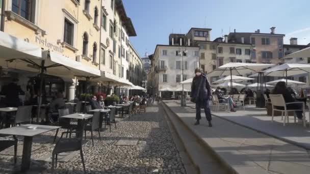 Udine 意大利 2020年2月17日 Giacomo Matteotti广场酒吧桌旁的人影 — 图库视频影像