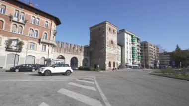 Udine, İtalya. 3 Mart 2021. Şehir merkezindeki antik Aquileia şehir kapısı manzarası