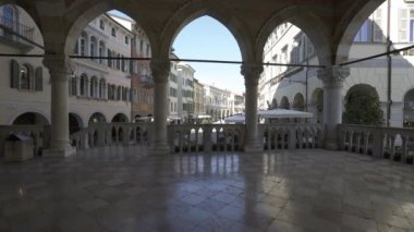 Udine, İtalya. 3 Mart 2021 Mercatovecchio caddesinin şehir merkezindeki Lionello loggia 'dan görünüşü