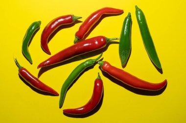 Renkli bir yüzeyde acı biber.