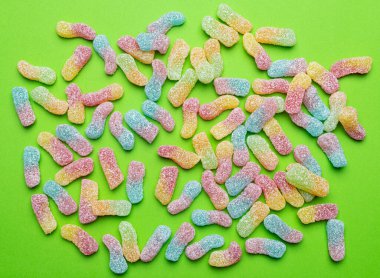 Sarı yüzeyde şekerli şekerler