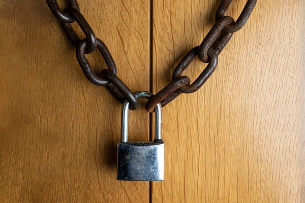 Wooden Door Closed Chain Padlock — Stockfoto