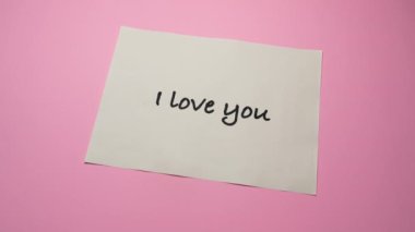 Bir aşk ilişkisinin parçalanması, kendini tamamen ayırmak için yavaşça yırtılan bir çarşaf gibidir.