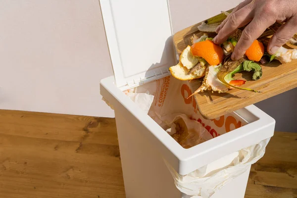 Man Throws Garbage Bin — Stock Photo, Image