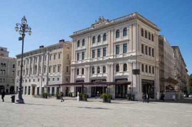 Trieste, İtalya. 3 Mayıs 2021. Harry 'nin İtalya Meydanı' ndaki bar sarayının dış görüntüsü.