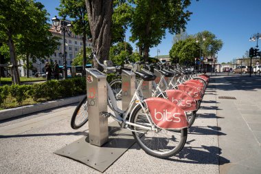 Trieste, İtalya. 3 Mayıs 2021. Şehir merkezinde bir caddeye park edilmiş birkaç kiralık bisiklet.