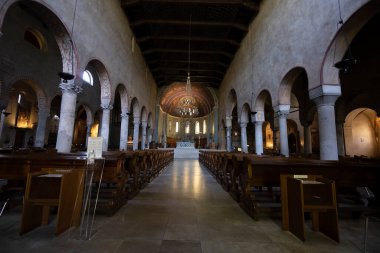 Trieste, İtalya. 3 Mayıs 2021. San Giusto katedralinin iç manzarası. 