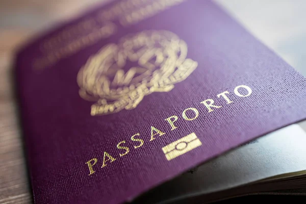 İtalyan pasaportunun kapağının ayrıntıları