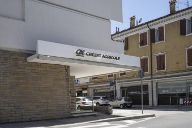 Palmanova, İtalya. 18 Mayıs 2021 İtalyan kasabasındaki Credit Agricole Bankası 'nın şubesi..