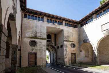 Palmanova, İtalya. 18 Mayıs 2021. Eski Aquileia şehir kapısının görüntüsü.