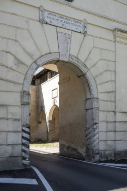 Palmanova, İtalya. 18 Mayıs 2021. Eski Aquileia şehir kapısından geçen geçit.