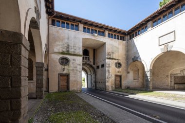 Palmanova, İtalya. 18 Mayıs 2021. Eski Aquileia şehir kapısının görüntüsü.