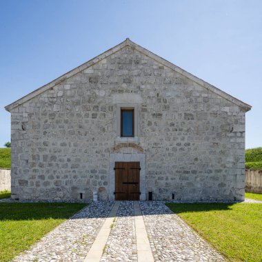 Palmanova, İtalya. 18 Mayıs 2021. Napolyon barut dergisi Garzoni 'nin antik binası.