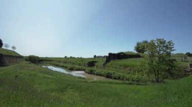 Palmanova, İtalya. 18 Mayıs 2021. Tahkimatların antik surları ve şehri çevreleyen hendek.