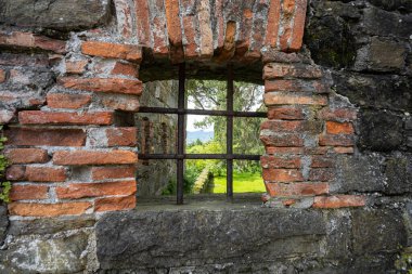 Gorizia, İtalya. 21 Mayıs 2021. Şehrin antik şatosunun duvarlarındaki boşluklar.