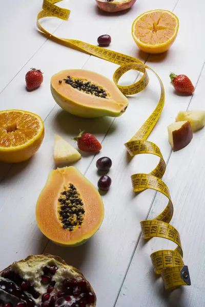 Concepto Para Dieta Algunas Frutas Una Cinta Métrica Una Mesa —  Fotos de Stock