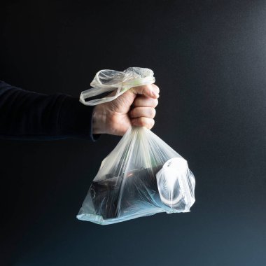 Plastik poşette bir kamera.