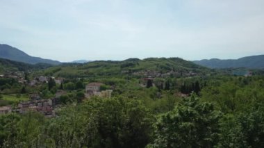 Gorizia, İtalya. 21 Mayıs 2021 Nova Gorica ve Gorizia 'nın İtalya ile Slovenya arasındaki sınırda uzanan panoramik manzarası