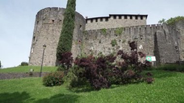 Gorizia, İtalya. 21 Mayıs 2021 'de şehir merkezindeki tepenin panoramik manzarası.