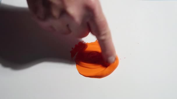 Απλώστε Ένα Έμπλαστρο Πορτοκαλί Ακρυλικό Χρώμα Δάχτυλό Σας — Αρχείο Βίντεο