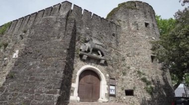 Gorizia, İtalya. 21 Mayıs 2021 'de şehir merkezindeki tepenin panoramik manzarası.