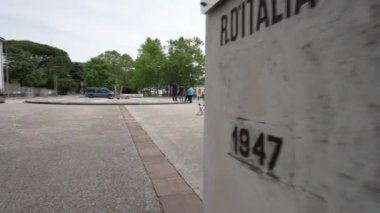 Nova Gorica, Slovenya. 21 Mayıs 2021. İtalya 'nın Gorizia, İtalya' nın merkezindeki Transalpina meydanında İtalya ile Slovenya arasındaki devlet sınırını ve Slovenya 'nın Nova Gorica kentini gösteren plaka.
