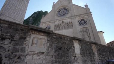 Gemona del Friuli, İtalya. 26 Mayıs 2021, Santa Maria Assunta katedralinin dış görünüşü şehir merkezinde.