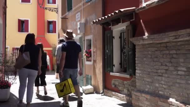 Caorle Italien Mai 2021 Touristen Flanieren Zwischen Den Typischen Bunten — Stockvideo