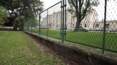 Gorizia, İtalya. 21 Mayıs 2021 'de İtalya ile Slovenya arasında İtalya' nın göbeğinde ve Slovenya 'nın Nova Gorica kentinde sınır çizen eski metal bariyer.