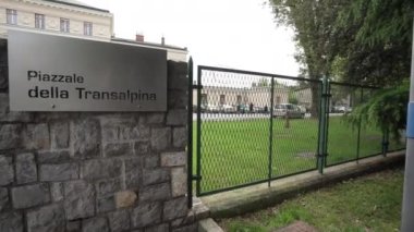 Nova Gorica, Slovenya. 21 Mayıs 2021. İtalya 'nın Gorizia, İtalya' nın merkezindeki Transalpina meydanında İtalya ile Slovenya arasındaki devlet sınırını ve Slovenya 'nın Nova Gorica kentini gösteren plaka.