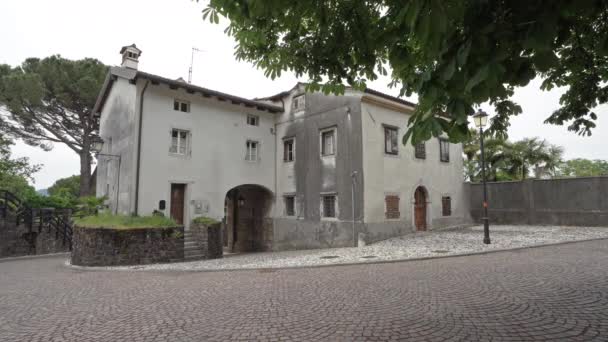 イタリアのゴリツィア 2021年5月21日市内中心部の丘の上にある城の村の古い家のパノラマビュー — ストック動画