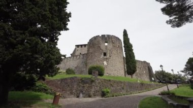 Gorizia, İtalya. 21 Mayıs 2021 'de şehir merkezindeki tepenin panoramik manzarası.