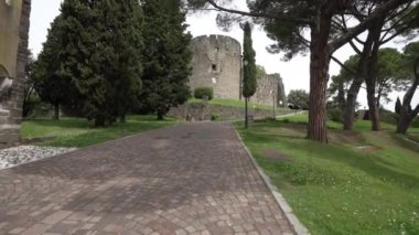 Gorizia, İtalya. 21 Mayıs 2021 'de şehir merkezindeki tepenin panoramik manzarası.