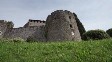 Gorizia, İtalya. 21 Mayıs 2021 'de şehir merkezindeki tepenin panoramik manzarası.