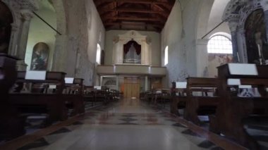 Venzone, İtalya. 26 Mayıs 2021. Kasabanın katedralinin iç manzarası.