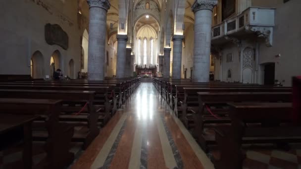 Gemona Del Friuli 意大利 2021年5月26日位于市中心的圣玛丽亚阿斯松塔主教座堂的内部视图 — 图库视频影像