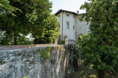 Spilimbergo, İtalya. 3 Haziran 2021 Kasaba Kalesi 'nin giriş köprüsündeki antik geçit.